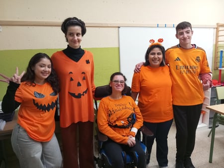 vistiendo de color naranja