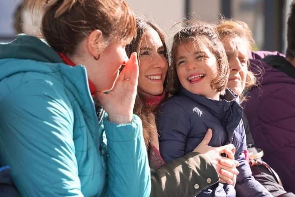 niña con madre sonriendo y profesional 