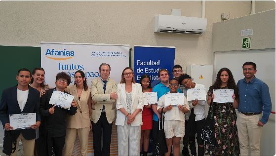 entrega de diplomas con alumnos
