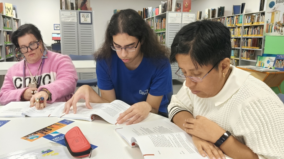 participantes leyendo