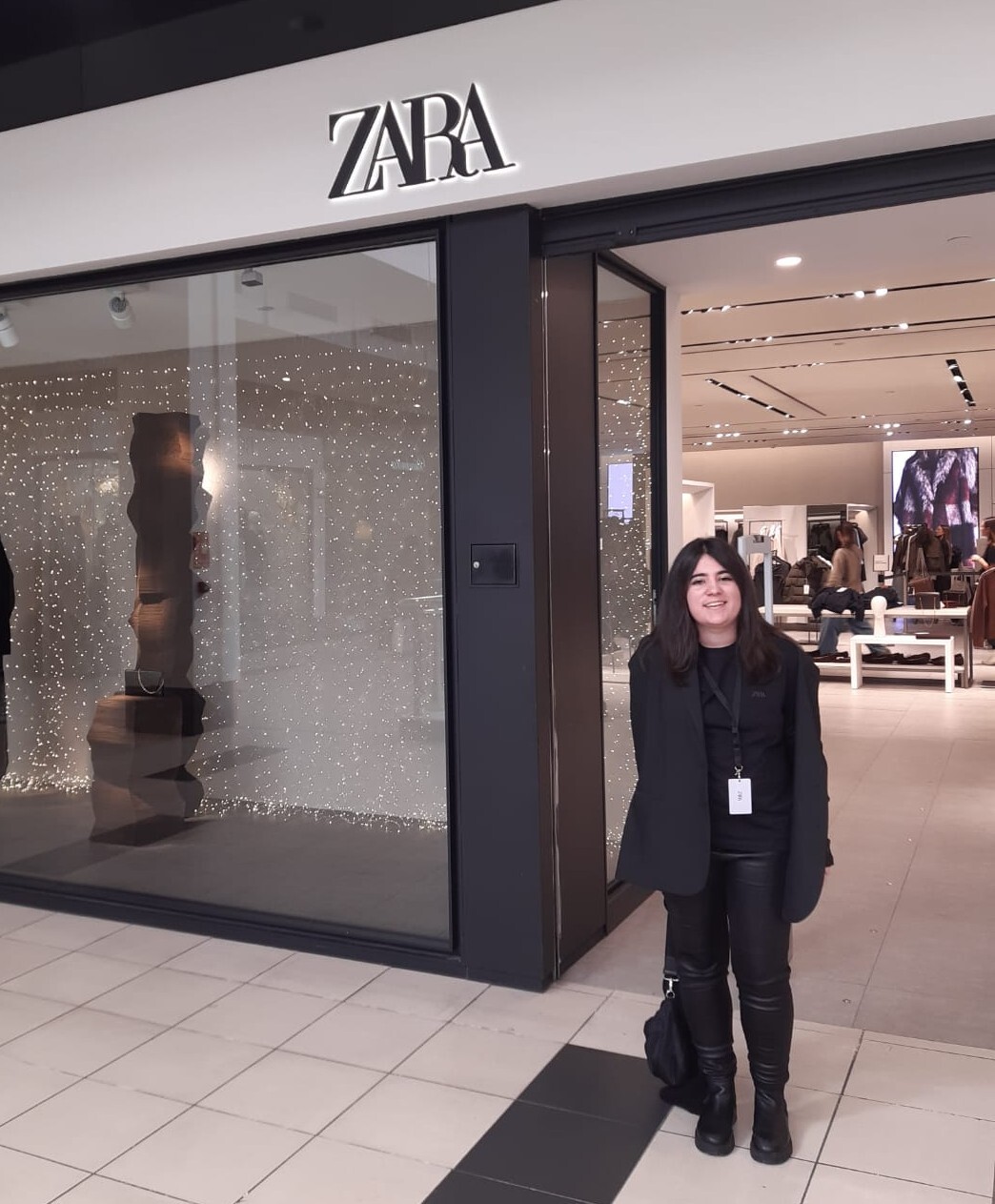 LUCÍA EN SU PUESTO DE TRABAJO