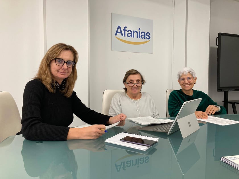 3 mujeres sonriendo a cámara