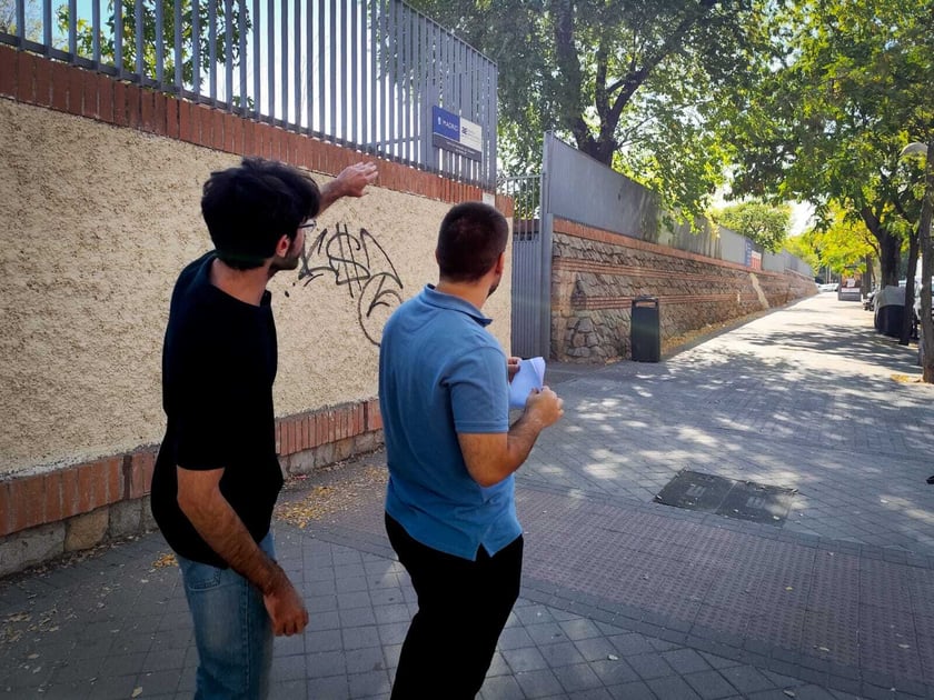 Dos evaluadores identificando un edificio