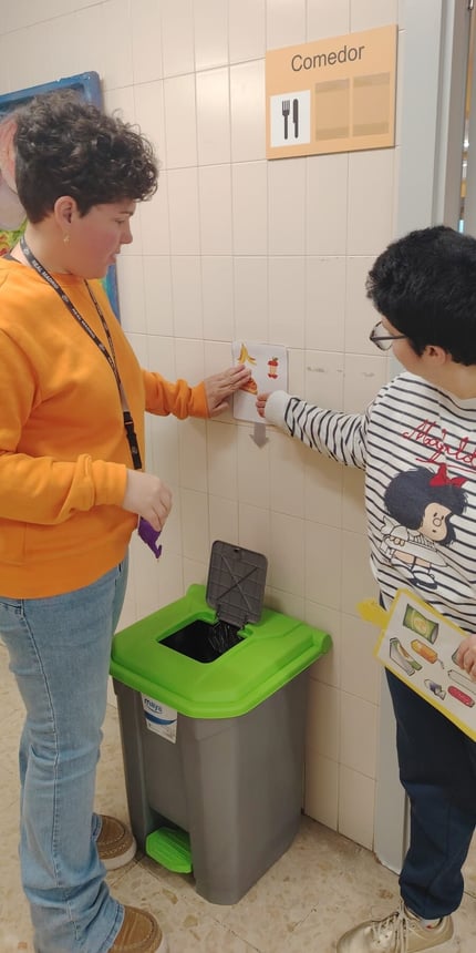 foto Pegada cartel papelera