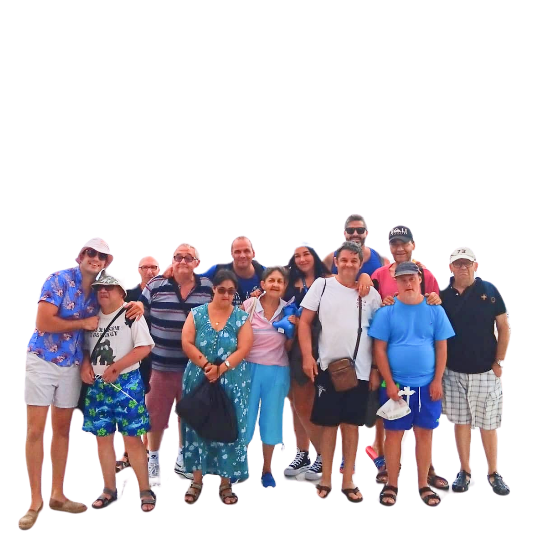 grupo de personas, con ropa de playa, sonriendo