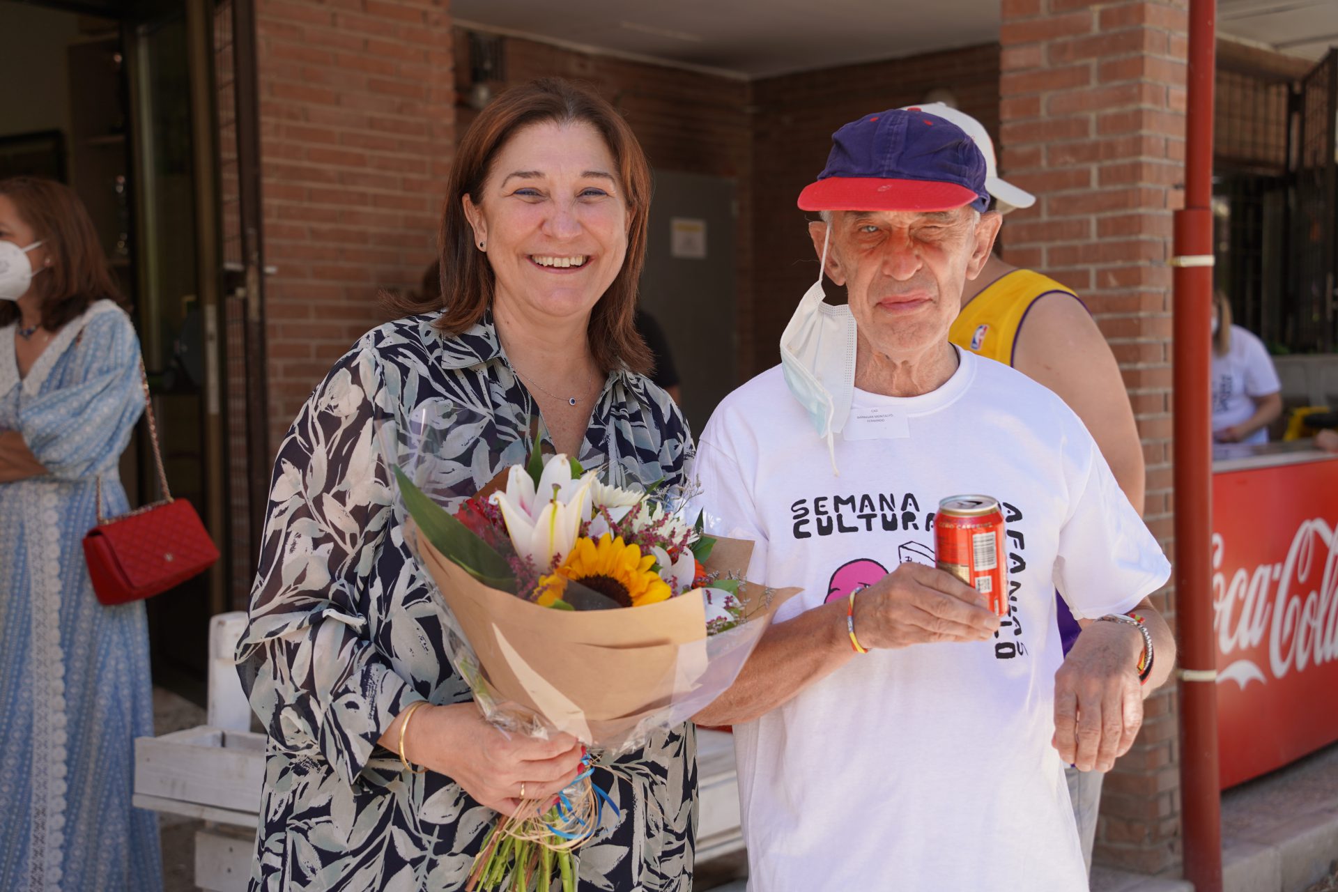 Susana Pérez Quislant, Alcaldesa de Pozuelo de Alarcón, recibe ramo de regalo de las personas que viven en AFANIAS Pozuelo