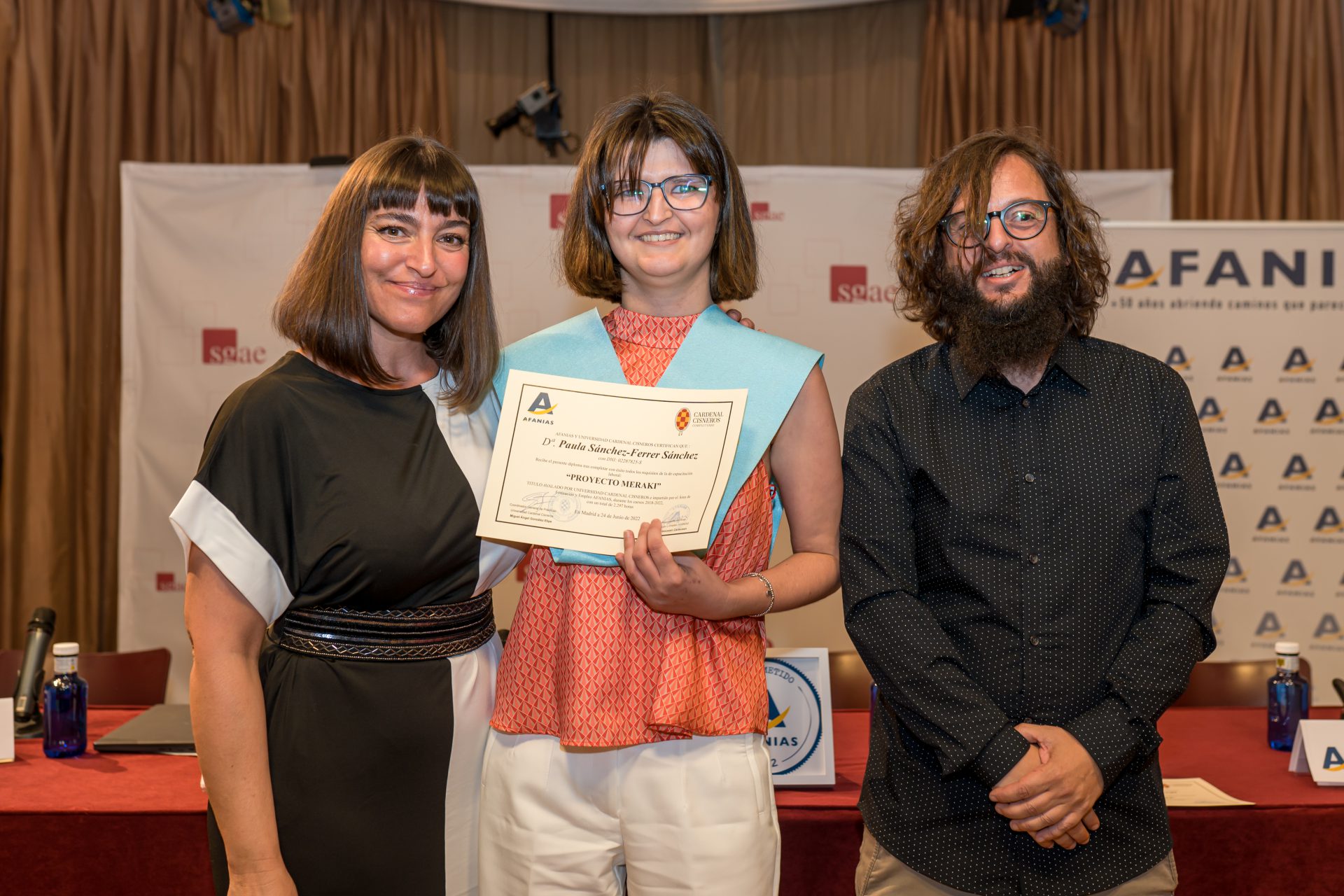 Paula Sánchez-Ferrer recoge diploma.