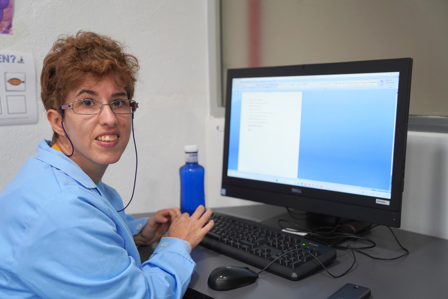 Ana, usuaria del COFOIL, trabajando sobre un documento de Word