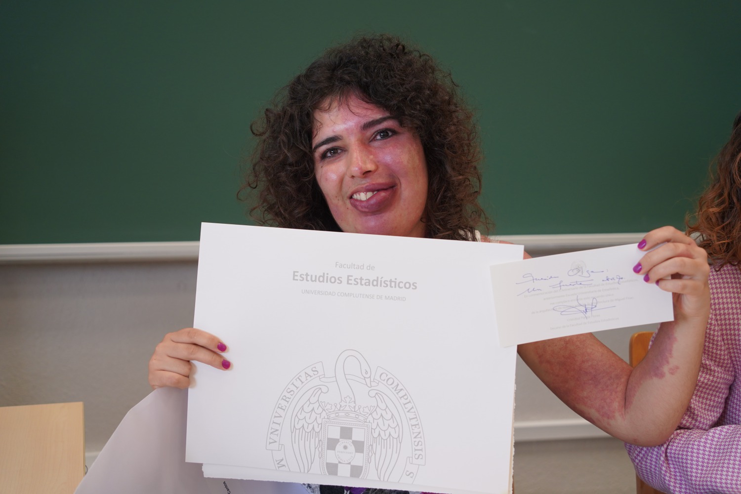 Olga Cantos, alumna de AFANIAS, recibiendo un obsequio de la Universidad Complutense