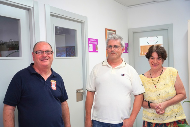 Ramón, Fernando y Virginia junto a las puertas del área de dirección, en la primera planta del COFOIL